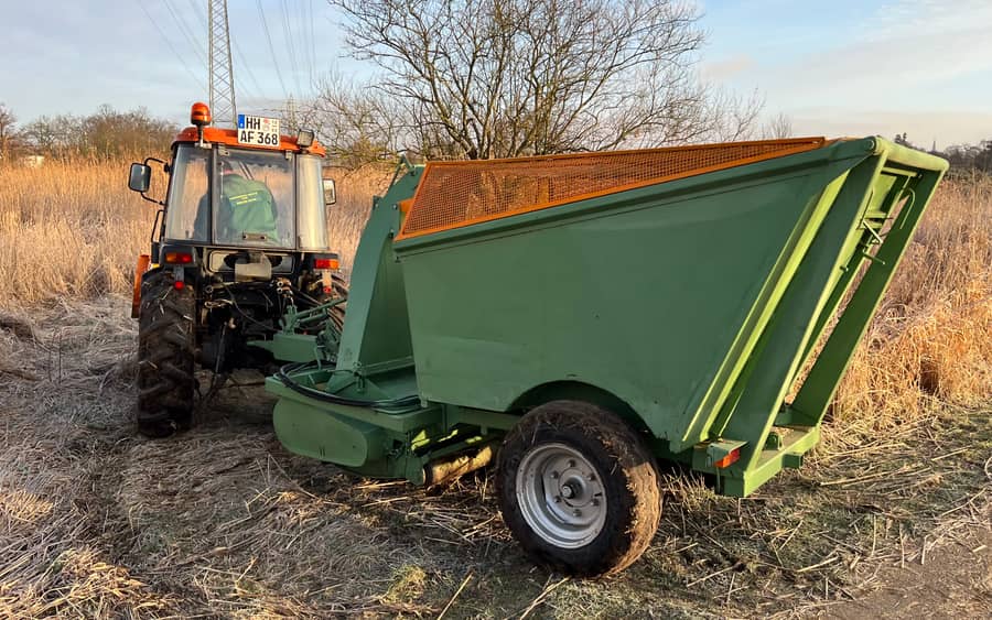 Traktor mit Schlegelmäher und Fangbehälter