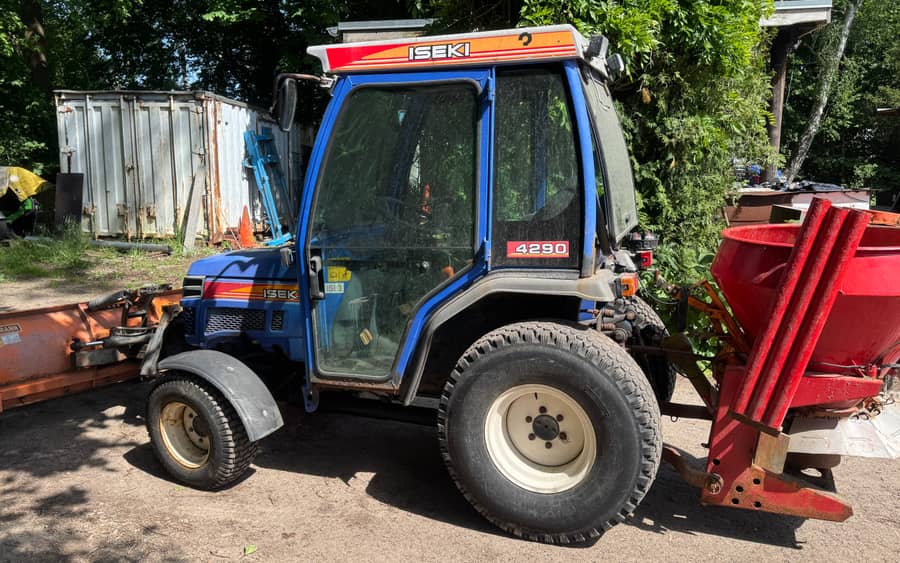 Kompakttraktor mit Räumschild und Streuer