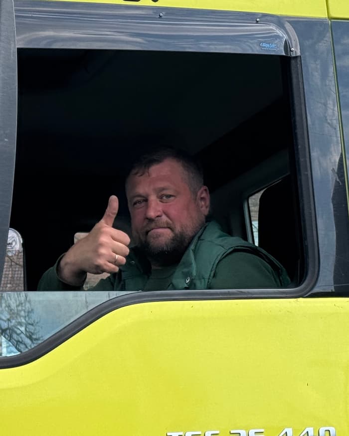 Alexander Fahrenbruch, Geschäftsführer der Gartendienst Treisch GmbH, im Lkw